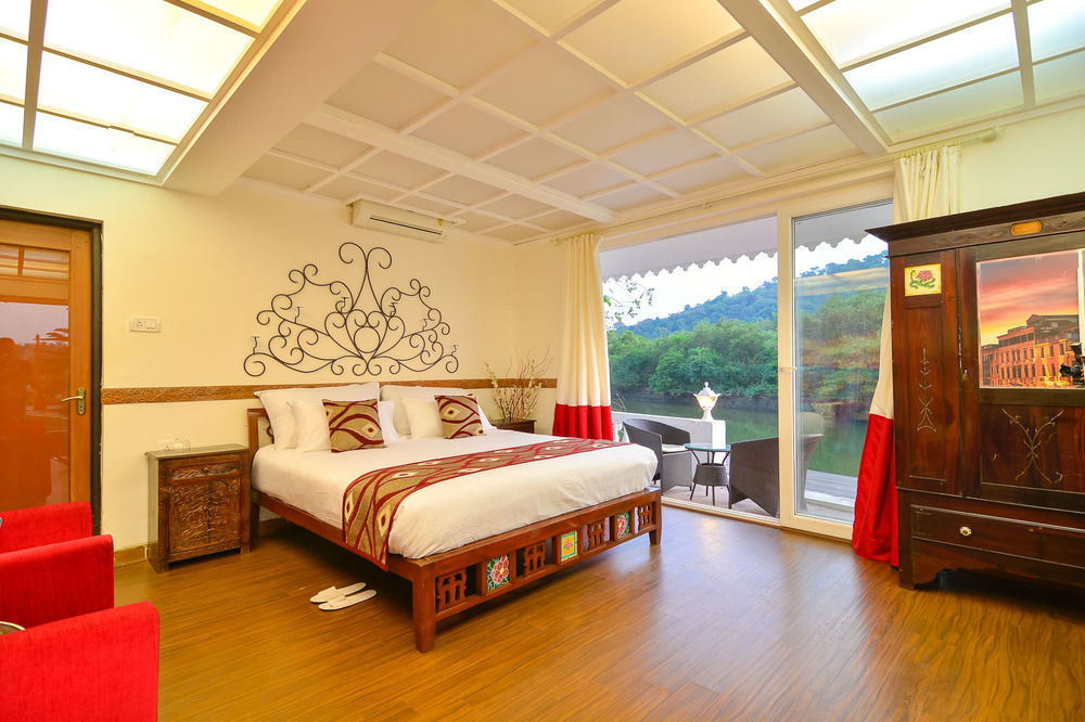 The River Palace Siolim Exterior photo